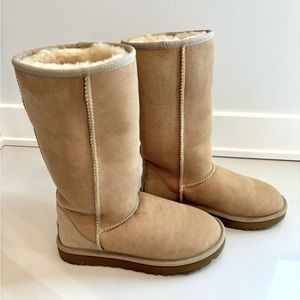 WOMEN’S UGG CLASSIC TALL BOOT, BEIGE SIZE 6